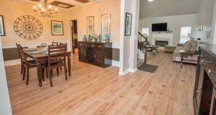 5-Star Luxury Home Sleeps 22+ Airport proximity