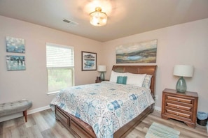 6 bedrooms, desk, iron/ironing board, free WiFi