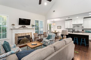 Televisión, chimenea, reproductor de DVD y oficina 