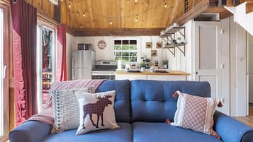 Smart TV, chimenea y futbolito