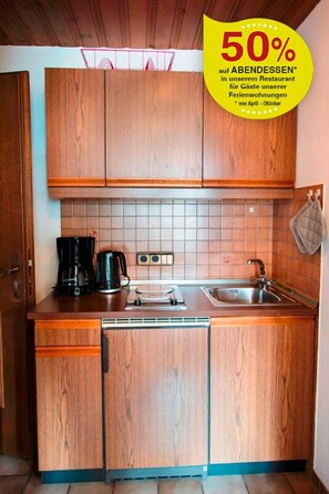 Kühlschrank, Mikrowelle, Herdplatte, Wasserkocher mit Kaffee-/Teezubehör