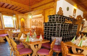 Dining - Walmberg vacation apartment - with balcony and view of the surrounding mountains (Reit im Winkl)