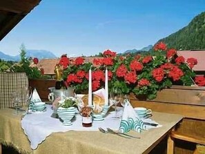 Outdoor dining - Ferienwohnung Wetterkreuz - mit Balkon und Blick auf die Umliegenden Berge (Reit im Winkl)