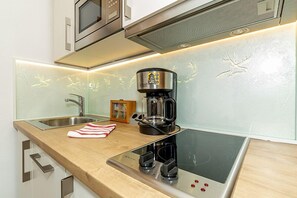 Kühlschrank, Mikrowelle, Herdplatte, Geschirrspüler