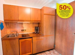 Kühlschrank, Mikrowelle, Herdplatte, Wasserkocher mit Kaffee-/Teezubehör