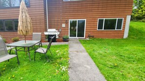 A patio with a table, chairs, and a grill. - Secluded Rural Retreat in the Olympic Foothills Near Olympic National Park (Port Angeles)