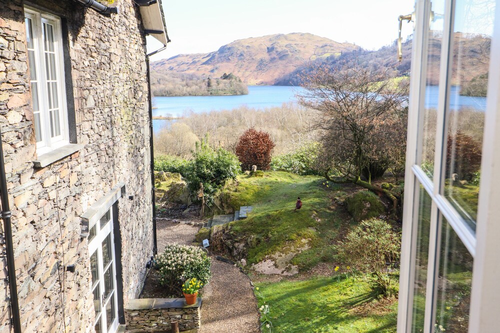 KELBARROW, family friendly, with open fire in Grasmere