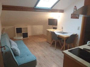 Téléviseur, table de ping-pong