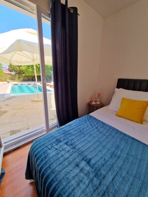 4 bedrooms, iron/ironing board, internet, bed sheets
