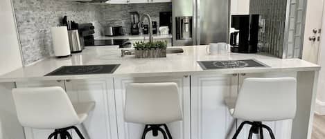 Geladeira, micro-ondas, fogão, cooktop