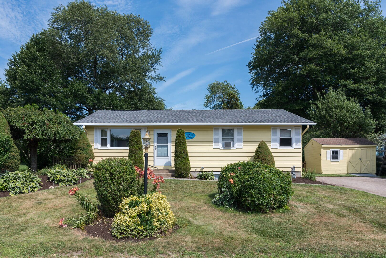 Adorable Beach Cottage Centrally Located in Beautiful Narragansett