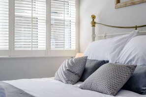 2 habitaciones, tabla de planchar con plancha, cuna de viaje y wifi 