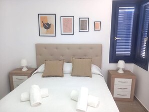 2 slaapkamers, een strijkplank/strijkijzer, internet, beddengoed