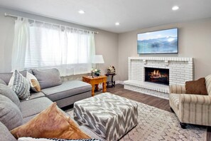 تلفزيون ذكي، مدفأة، كُتُب