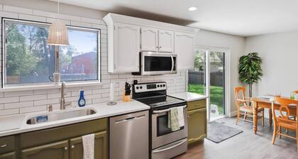 "Double Lodge" has 2 kitchens, Free Ski Rental, game room, sleeps 13, perfect for families or groups