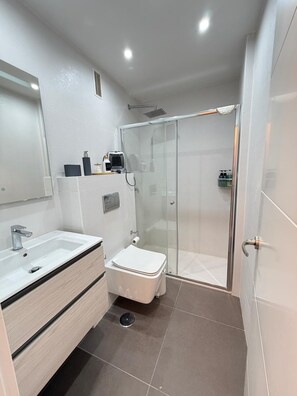 Dusche, Haartrockner, Bidet, Handtücher