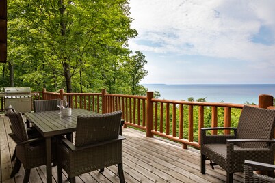 Secluded Log Cabin-Lake Michigan Views-Hot Tub & 11 Private Acres — Dogs Welcome