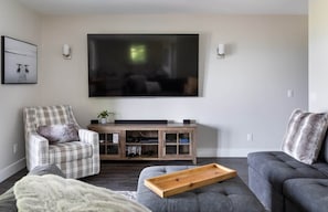 Smart TV, chimenea, videojuegos y libros 