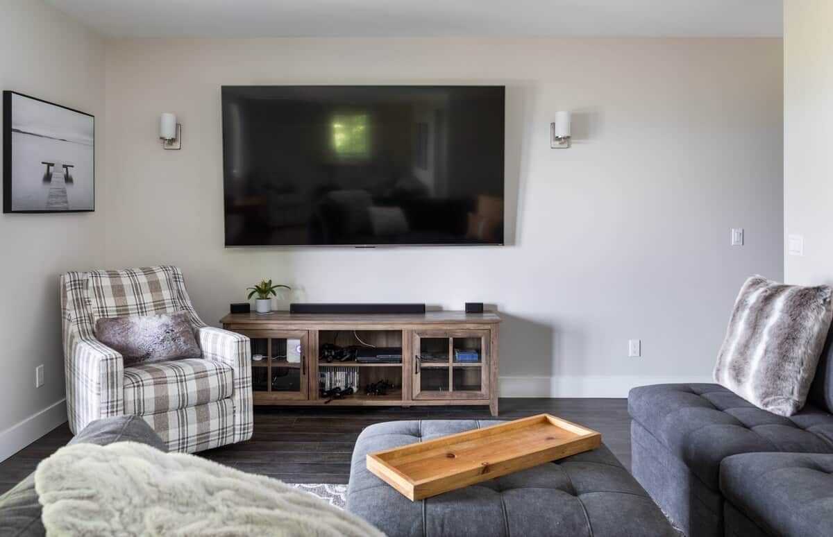 Smart TV, fireplace, video games, books