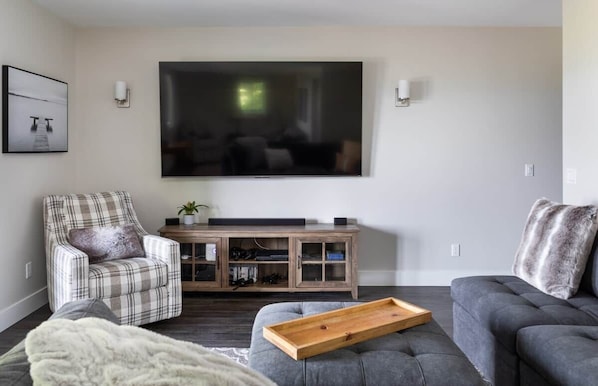 Smart TV, chimenea, videojuegos y libros