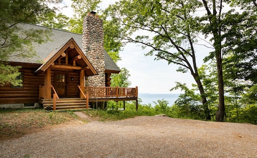 Secluded Log Cabin-Lake Michigan Views-Hot Tub & 11 Private Acres — Dogs Welcome