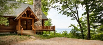 Secluded Log Cabin-Lake Michigan Views-Hot Tub & 11 Private Acres — Dogs Welcome