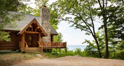 Secluded Log Cabin-Lake Michigan Views-Hot Tub & 11 Private Acres — Dogs Welcome