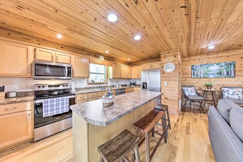 Scenic Murphy Escape with Hot Tub & Fire Pit!