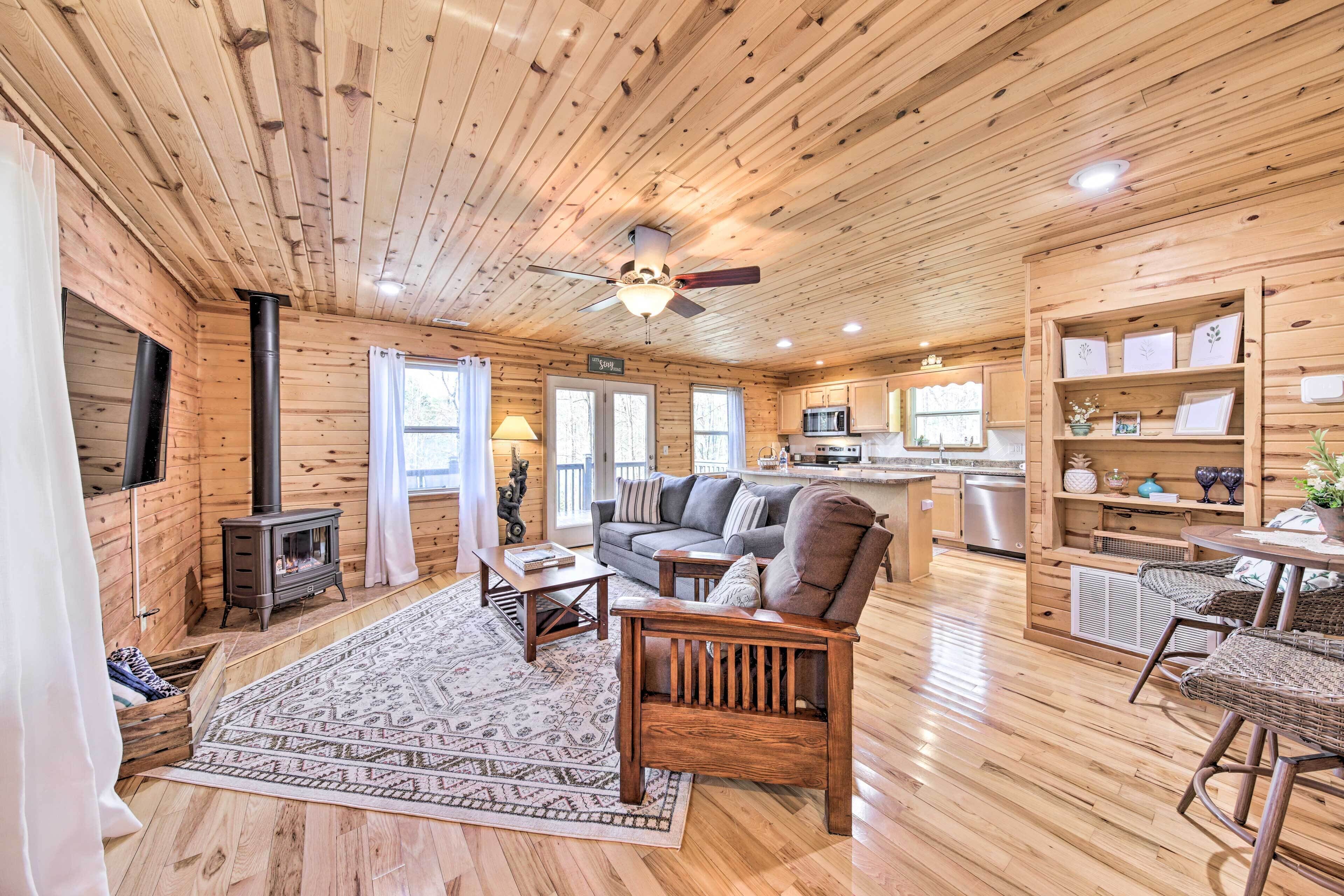 Scenic Murphy Escape with Hot Tub & Fire Pit!