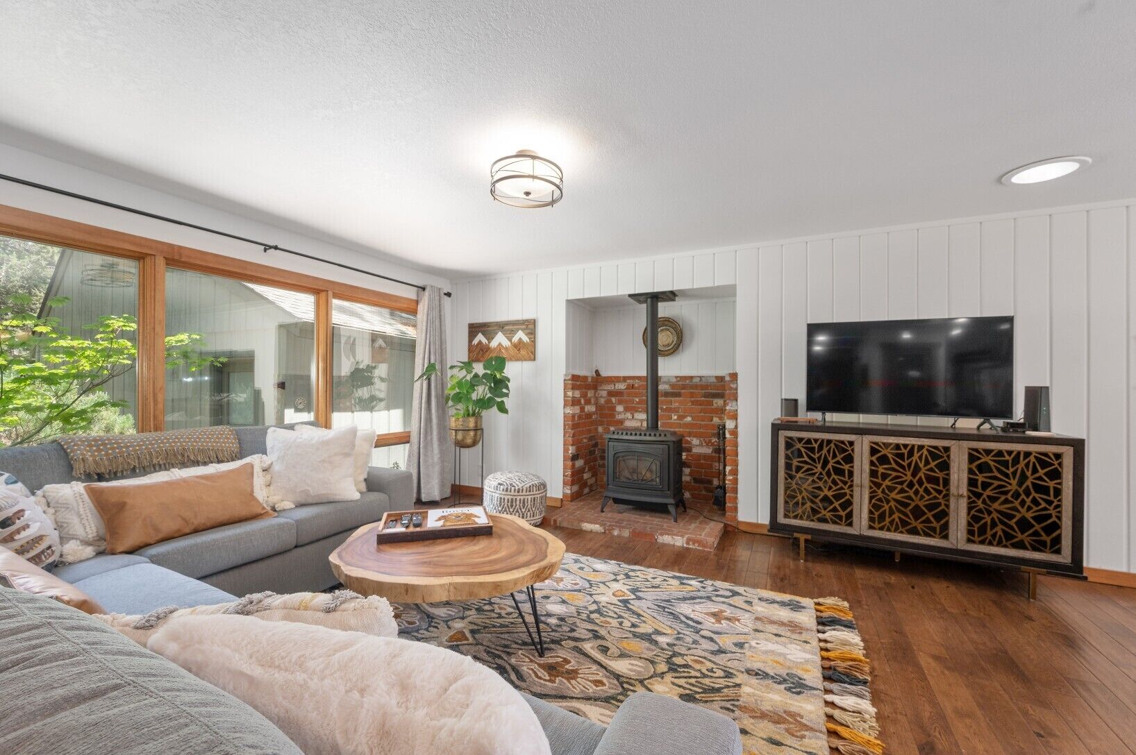 Beautifully furnished 2BD/2BA w/ hot tub in AWESOME location on the west side.  