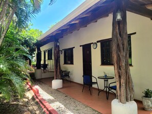 Outdoor dining - Studio Apartment with pool, just 5 min from Tamarindo beach! Scuba themed! (Tamarindo)