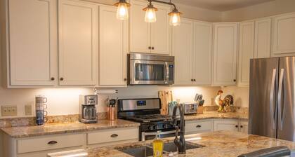 West Town Way - Downtown West Jefferson Home - Fireplace - Sleeps 8