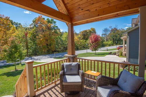 West Town Way - Downtown West Jefferson Home - Fireplace - Sleeps 8