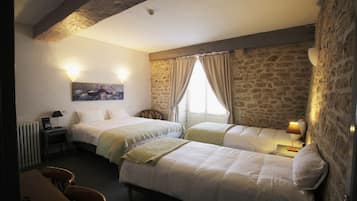 Habitación cuádruple estándar | Ropa de cama de alta calidad y colchones viscoelásticos