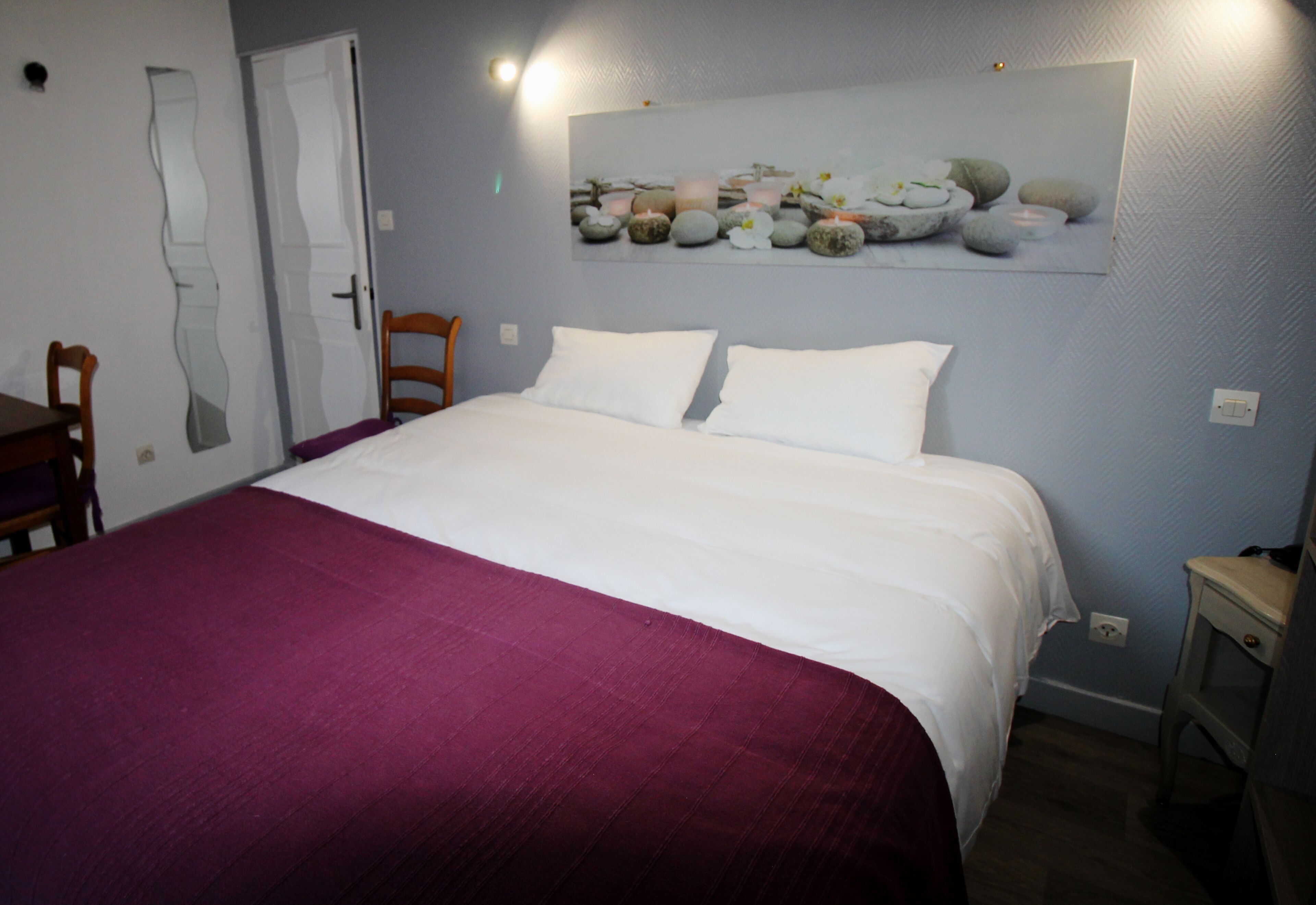 Literie de qualité, lit avec matelas en mousse à mémoire, décor unique