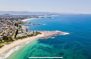 Beach nearby - Modern Beach Getaway  (Shellharbour)