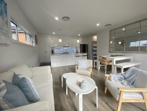 Smart TV - Modern Beach Getaway  (Shellharbour)