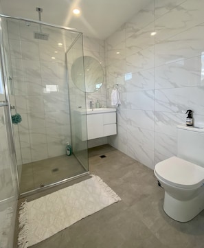 Bathtub, hair dryer, towels, soap - Modern Beach Getaway (Shellharbour)