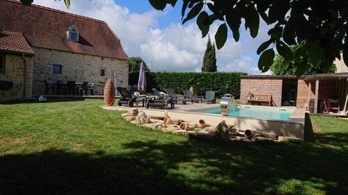  Coucou Cottage lovely stylish cottage with private garden and a pool