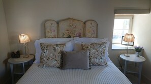 3 slaapkamers, een strijkplank/strijkijzer, reisbedje, gratis wifi