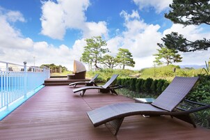 Una piscina al aire libre de temporada