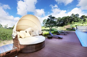 Una piscina al aire libre de temporada