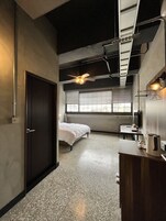 Minibar, caja de seguridad en la habitación y escritorio 