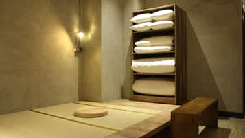 Classic Twin Room, 1 Bedroom | Minibar, in-room safe, desk, blackout drapes