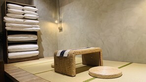 Classic Triple Room, 1 Bedroom | Minibar, in-room safe, desk, blackout curtains - the Retro Tai-Pan (Tainan)