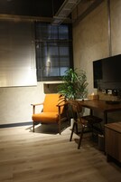 Minibar, caja de seguridad en la habitación y escritorio 