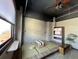 Minibar, caja de seguridad en la habitación y escritorio 