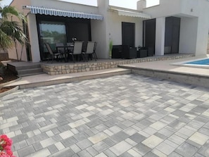 منزل (Three Bedroom Holiday Home with Swimm) | شرفة/رواق
