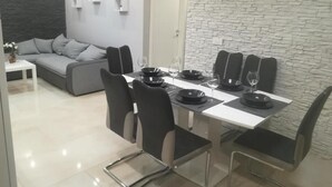 Hus (Three Bedroom Holiday Home with Swimm) | Stue | Tv