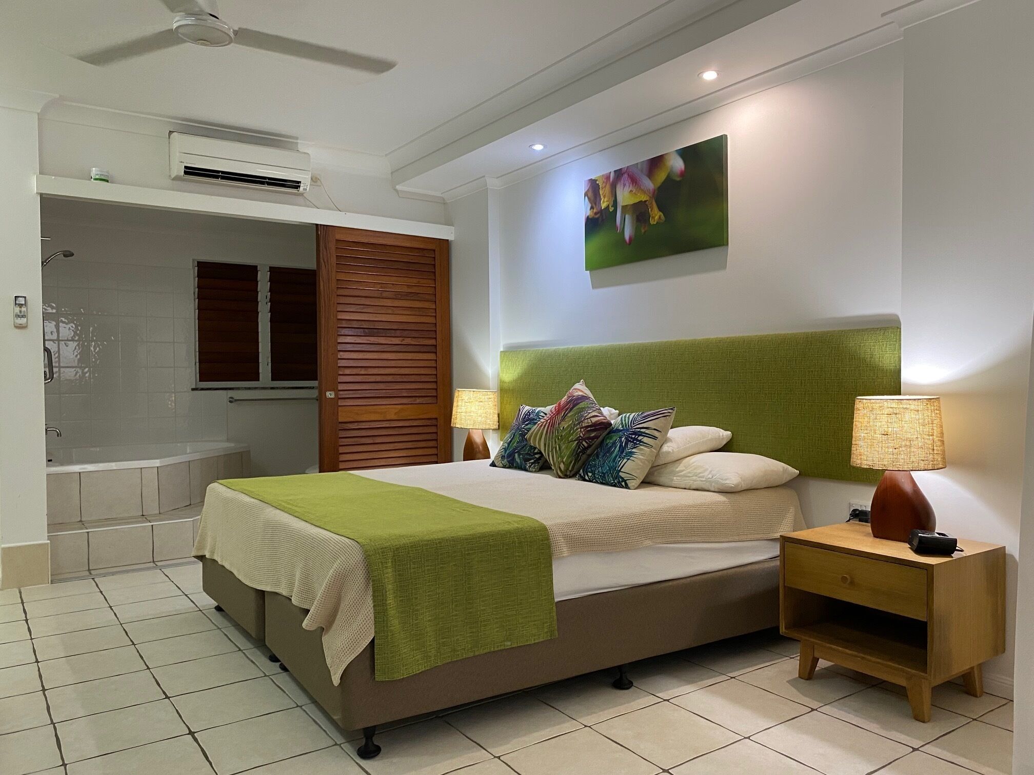 Located only 50 metres to Palm Cove Beach